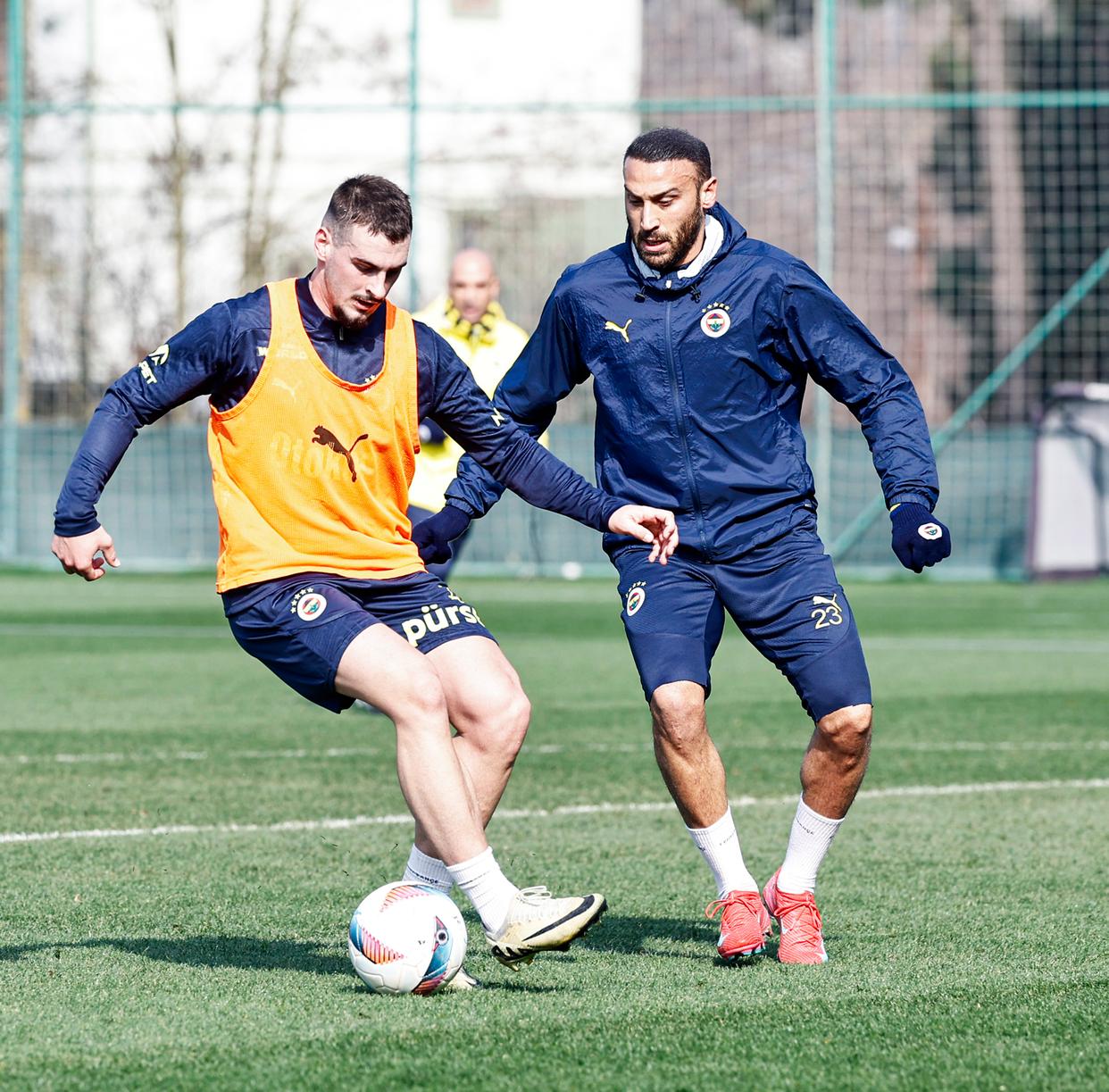 包含转会期突围战来临，马赛围绕欧冠伤情更新，引发热议，年轻球员得到机会的词条